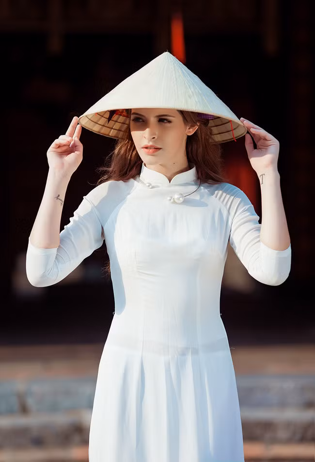 Cùng với nón lá, hot girl gốc Tây Ban Nha khiến người hâm mộ bất ngờ với hình ảnh mới của mình.