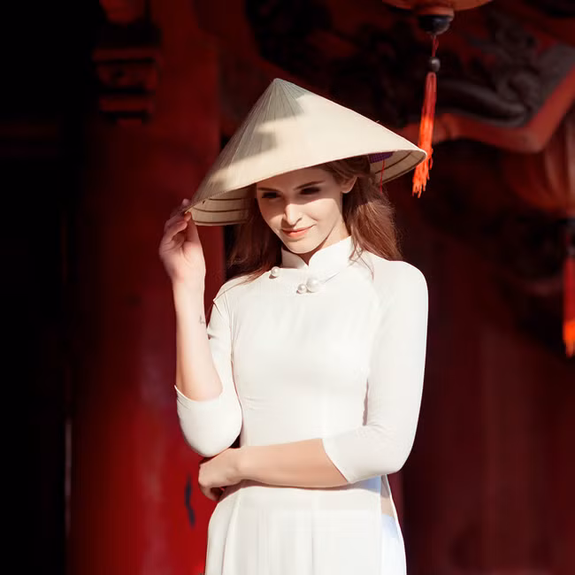 Gương mặt Tây kết hợp với trang phục truyền thống, tạo nên vẻ đẹp lạ.