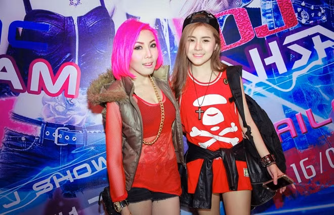 Hai lần lưu diễn tại Việt Nam, DJ Faahsai (phải) để lại trong lòng khán giả Việt nhiều ấn tượng đẹp. Sở hữu gương mặt xinh đẹp cùng ngoại hình bắt mắt, Faahsai là một trong những hot girl nổi bật tại Thái Lan. Tên thật của nữ DJ này là Thitirat Intep.
