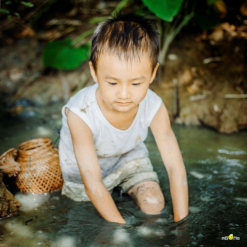 Liên hệ với nhiếp ảnh Nguyễn Phát Trí - Tác giả vừa mới thực hiện bộ ảnh này. Anh chia sẻ: "Chắc rằng, mỗi thế hệ trước đều có những kỷ niệm êm đềm của một tuổi thơ thiếu thốn nhưng không thiếu trò chơi dân gian. Thế nhưng, khác với trẻ em ngày nay lại "khóa mình" trên những thiết bị công nghệ điện tử mà quên đi những trò chơi vô cùng thú vị và bổ ích xưa. Và đây, là một trong những bộ ảnh mình muốn tái hiện lại một tuổi thơ khó quên của những thế hệ 7x, 8x và đầu 9x đầy ý nghĩa mới cảm nhận được".