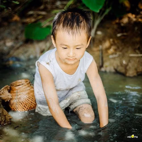 Liên hệ với nhiếp ảnh Nguyễn Phát Trí - Tác giả vừa mới thực hiện bộ ảnh này. Anh chia sẻ: "Chắc rằng, mỗi thế hệ trước đều có những kỷ niệm êm đềm của một tuổi thơ thiếu thốn nhưng không thiếu trò chơi dân gian. Thế nhưng, khác với trẻ em ngày nay lại "khóa mình" trên những thiết bị công nghệ điện tử mà quên đi những trò chơi vô cùng thú vị và bổ ích xưa. Và đây, là một trong những bộ ảnh mình muốn tái hiện lại một tuổi thơ khó quên của những thế hệ 7x, 8x và đầu 9x đầy ý nghĩa mới cảm nhận được".