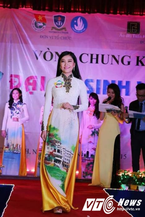 Mới đây, hot girl này vừa giành Hoa khôi cuộc thi người đẹp tỏa sáng. Ngoài ra, cô còn giành giải Người đẹp tài năng.