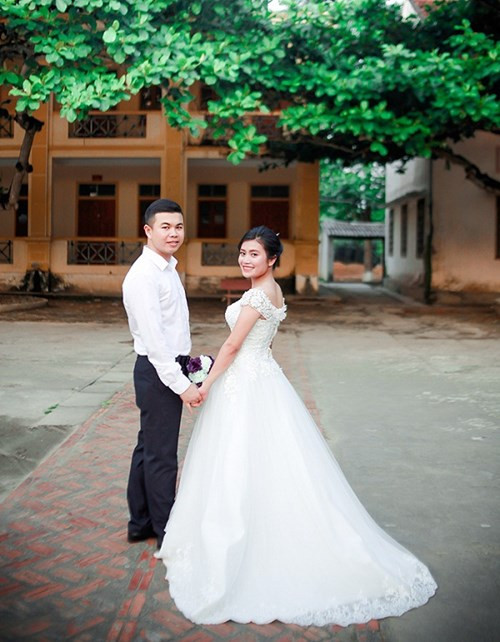 Ngoại hình ưa nhìn cùng thành tích nổi bật, thời điểm đó Thiên thầm để ý đến Hà. “Mình nhớ, Thiên vẫn thường đạp xe và nhìn mình từ xa. Lúc đó, mình chả có cảm xúc gì song dần ngưỡng mộ vì anh học giỏi, lại khiêm tốn. Từ đó, mình và anh cũng thường xuyên trao đổi, chia sẻ kinh nghiệm và hiểu nhau hơn”, Hà kể lại.