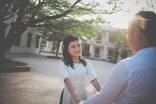 Hằng ngày, Thiên vẫn dậy sớm đi 15km để đưa bạn gái đi học, tối đến đưa về dù biết về muộn kí túc xá không còn bán cơm. Sinh nhật năm 3 đại học của Hà, Thiên tặng một gói chụp ảnh đôi để kỉ niệm tình yêu.