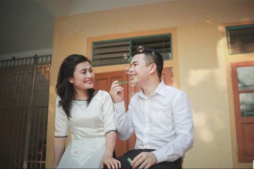 Đôi bạn kể lại, yêu nhau nhưng vì bố mẹ rất nghiêm khắc nên cả hai không bao giờ đi chơi với nhau. Hà chia sẻ: "Không dám thể hiện tình cảm lộ liễu, thời điểm đó, chúng em cứ nhìn thấy nhau hằng ngày là đã cảm thấy vui lắm rồi".