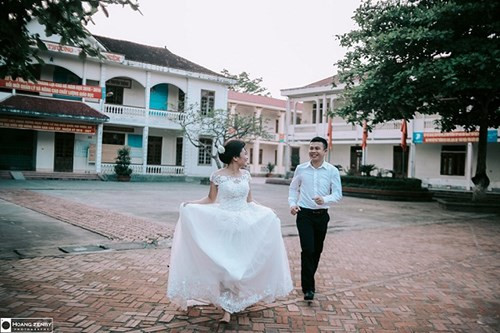 Do được đi học sớm hơn 1 năm nên Thiên có cơ hội học chung cùng độ tuổi với Hà. Học học cùng với nhau từ những năm lớp 7. Ở lớp, Thiên và Hà luôn là những học sinh xuất sắc khi luôn ở vị trí tốp đầu của lớp.