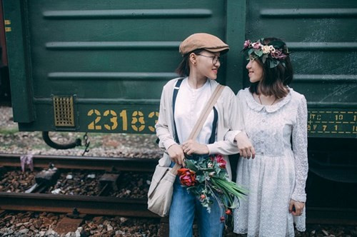 Nhân vật chính trong bộ ảnh là đôi bạn Nguyễn Thị Huyền Anh và Sử Thị Hồng Nhung (cùng sinh năm 1996) đến từ Nghệ An. Cả hai hiện đang là sinh viên năm 3, khoa Kế Toán, ĐH Kinh tế Nghệ An.