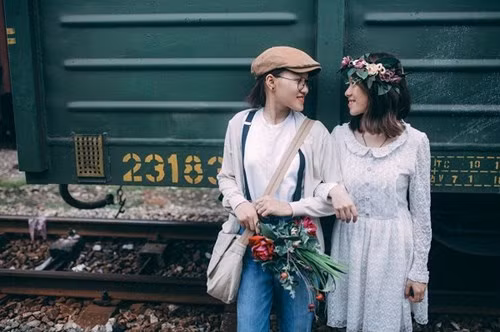 Nhân vật chính trong bộ ảnh là đôi bạn Nguyễn Thị Huyền Anh và Sử Thị Hồng Nhung (cùng sinh năm 1996) đến từ Nghệ An. Cả hai hiện đang là sinh viên năm 3, khoa Kế Toán, ĐH Kinh tế Nghệ An.