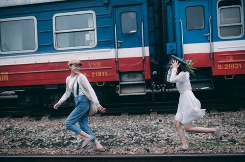 Huyền Anh chia sẻ: “Mình và Nhung hoàn toàn khác nhau về tính cách. Nhung là người ít nói, cá tính còn mình thì ngược lại - một cô gái nói hơi nhiều, thoải mái và có chút trẻ con. Tuy nhiên, cũng chính những sự khác biệt đó đã bù trừ qua lại giúp cả hai đến gần nhau hơn. Chúng mình khá hợp nhau trong cách nói chuyện, sở thích và thời trang. Có lẽ chẳng có bí mật gì của mình mà Nhung lại không biết và ngược lại".