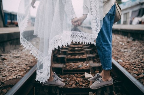 Mỗi khi có thời gian rảnh, 2 cô nàng thường "cặp kè" như những đôi tình nhân đi ăn uống, xem phim, mua sắm.