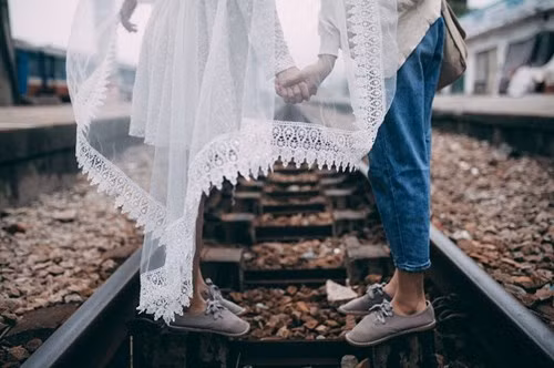 Mỗi khi có thời gian rảnh, 2 cô nàng thường "cặp kè" như những đôi tình nhân đi ăn uống, xem phim, mua sắm.