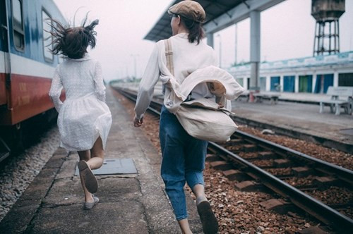 Cuội Hoa - người thực hiện bộ ảnh cho biết: “Khi thực hiện bộ ảnh này, đôi bạn đã thể hiện đúng với con người và tính cách tự nhiên hàng ngày. Nhìn vào những khoảnh khắc của hai cô gái đó, mình có cảm giác như thế giới này chỉ có mỗi họ".