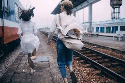 Cuội Hoa - người thực hiện bộ ảnh cho biết: “Khi thực hiện bộ ảnh này, đôi bạn đã thể hiện đúng với con người và tính cách tự nhiên hàng ngày. Nhìn vào những khoảnh khắc của hai cô gái đó, mình có cảm giác như thế giới này chỉ có mỗi họ".