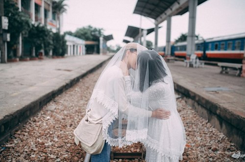 … cả hai còn có những hành động âu yếm rất tình cảm để cùng nhau ghi lại những bức hình làm kỉ niệm. Chính điều này đã khiến nhiều người tò mò, rằng nếu chỉ là bạn thân thì có phải quá thân thiết như thế?