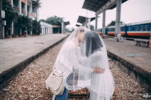 … cả hai còn có những hành động âu yếm rất tình cảm để cùng nhau ghi lại những bức hình làm kỉ niệm. Chính điều này đã khiến nhiều người tò mò, rằng nếu chỉ là bạn thân thì có phải quá thân thiết như thế?