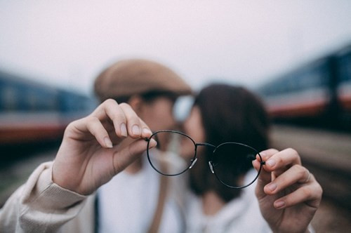 Vì vóc dáng cả hai đều na ná nhau nên đôi bạn thường mua chung kích cỡ quần áo và có chung nhiều đồ đôi như: giày dép, đồng hồ, nhẫn, kính.