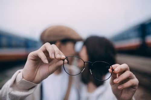 Vì vóc dáng cả hai đều na ná nhau nên đôi bạn thường mua chung kích cỡ quần áo và có chung nhiều đồ đôi như: giày dép, đồng hồ, nhẫn, kính.