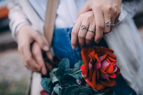 Hiện tại, cả hai vẫn đang độc thân. Ước mơ của đôi bạn sau này là làm đúng công việc kế toán mà mình được đào tạo.