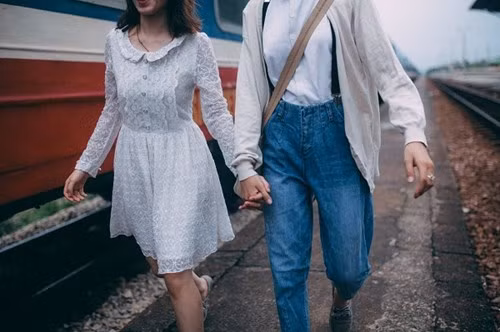 Ở lớp, Huyền Anh và Nhung ngồi học cạnh nhau. Họ cùng nhau học tiếng Anh, tham gia tình nguyện tiếp sức mỗi mùa thi. Đặc biệt, cô bạn Hồng Nhung còn luôn được Huyền An đón đưa mỗi buổi đi học. Suốt 3 năm đại học, họ luôn đồng hành, giúp đỡ và ủng hộ nhau trong mọi hoàn cảnh.