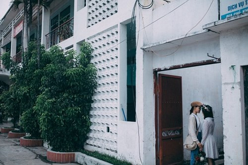 "Năm nay cũng là năm đánh dấu chúng mình vừa tròn 20 tuổi. Ra trường mỗi đứa sẽ có một công việc riêng chứ không “dính nhau” như bây giờ. Vì vậy, chúng mình muốn lưu giữ lại những khoảnh khắc thân thiết của nhau”, đôi bạn tâm sự.