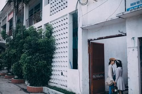 "Năm nay cũng là năm đánh dấu chúng mình vừa tròn 20 tuổi. Ra trường mỗi đứa sẽ có một công việc riêng chứ không “dính nhau” như bây giờ. Vì vậy, chúng mình muốn lưu giữ lại những khoảnh khắc thân thiết của nhau”, đôi bạn tâm sự.