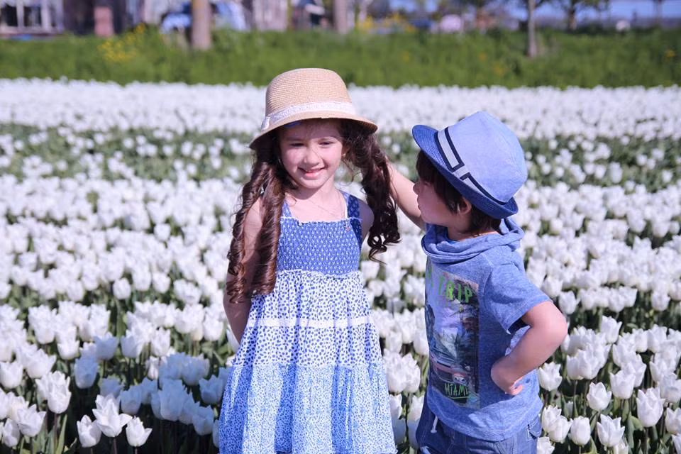 Trong bộ ảnh mới nhất đang gây "sốt" do mẹ Lips Phạm chụp, hai thiên thần nhỏ gốc Việt diễn xuất rất tự nhiên và tình cảm. Cậu bé Việt Hà nhẹ nhàng vén tóc Bảo Thy...