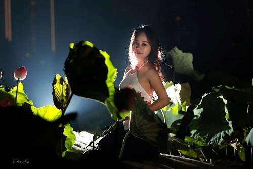 Liên hệ với nhân vật chính trong bức ảnh, cô gái Nguyễn Thu Hà, nickname Hà Minie, sinh năm 1991, giỏi về ngoại ngữ, có sở thích đi du lịch, chụp ảnh.