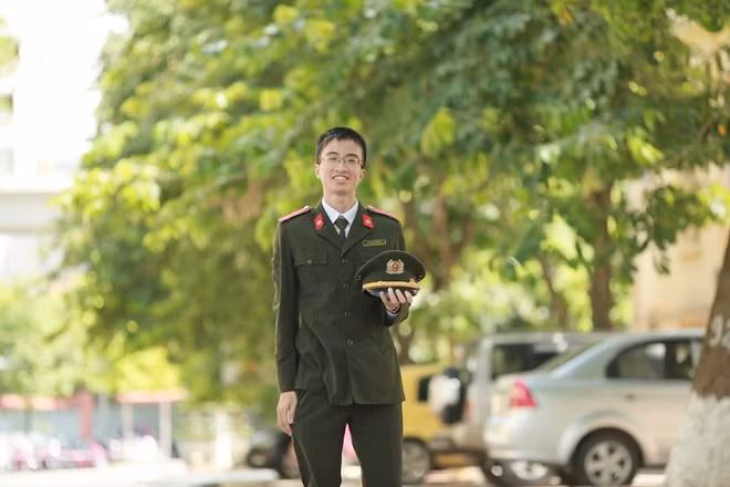 Chan dung nam sinh HV An ninh duoc phong ham Trung uy-Hinh-2