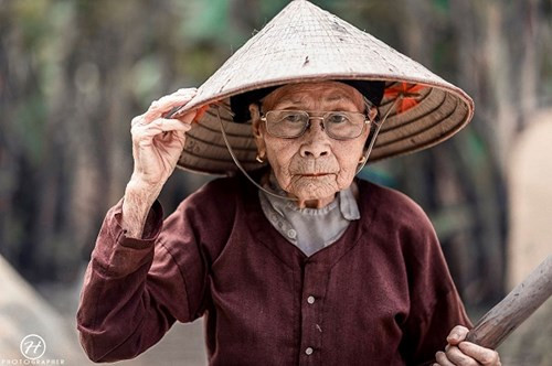 Những bức hình giản dị, chân chất này là cụ bà Dương Thị Bằng (Thái Nguyên). Vào vụ mùa, cụ vẫn làm những công việc như phơi thóc, phơi rơm.