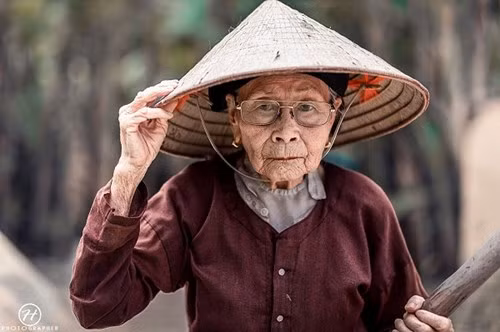 Những bức hình giản dị, chân chất này là cụ bà Dương Thị Bằng (Thái Nguyên). Vào vụ mùa, cụ vẫn làm những công việc như phơi thóc, phơi rơm.