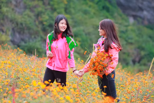 Dạo bước trên những con đường quanh co, hít thật sâu không khí trong trẻo, tươi mát phảng phất hương hoa cúc dìu dịu, thả hồn vào cảnh sắc nơi cao nguyên hoang sơ, thanh bình ta chợt nhận ra cuộc sống đôi khi giản đơn thế này đã là quá đủ. Ảnh: Canh Ho.