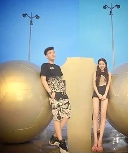 Không ít người nhận ra phần bất thường ở phần thân dưới của thiếu nữ. Họ vô cùng ngỡ ngàng khi nhìn thấy cơ thể cô mất cân đối với đôi chân dài giống người ngoài hành tinh.