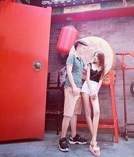 Đôi chân gần như chiếm 2/3 tổng chiều cao cơ thể, dài hơn cả đầu và lưng cô nàng cộng lại, tạo nên điểm bất thường và không cân đối rất dễ nhận ra.