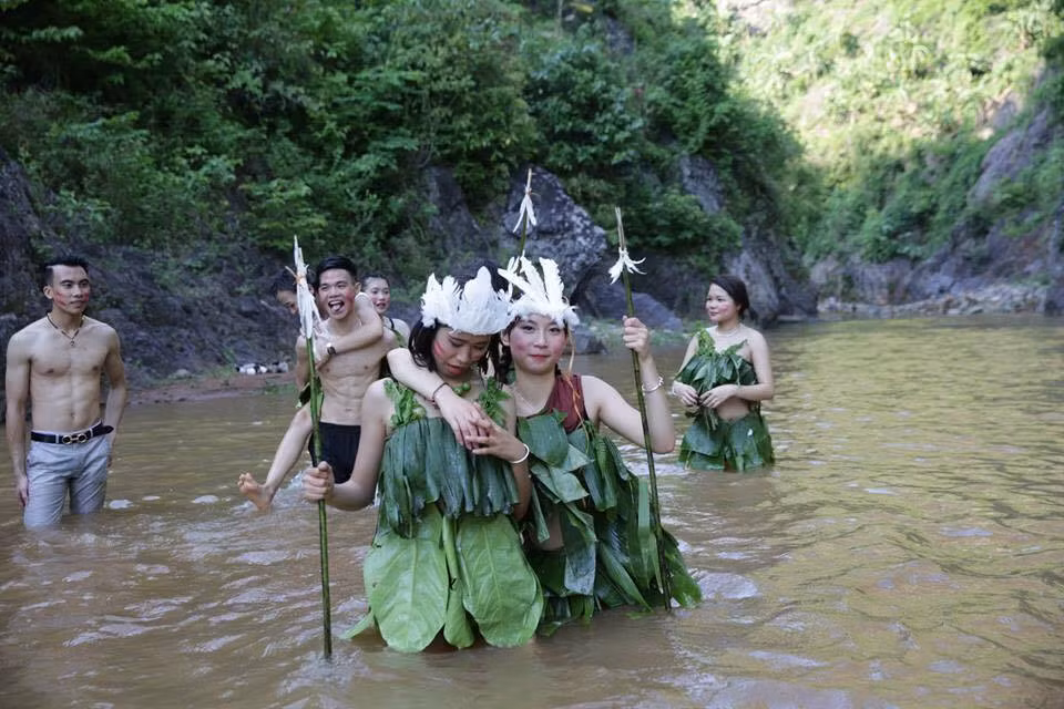 "Ảnh kỷ yếu của các trường khác họ luôn theo chiều hướng kinh tế đắt đỏ và chi phí cao, còn chúng mình thì đơn giản tự nghĩ, tự làm, tự đi kiếm lá, đi xin lá làm trang phục nên thấy vui hơn", cô bạn xinh đẹp cho biết thêm.