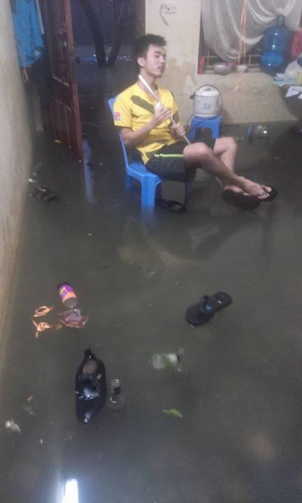 Sinh viên đã quen sống chung với lụt. Ảnh: FB Lân.