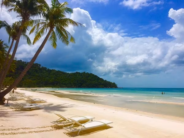 Biển ở bãi Sao đặc biệt trong xanh màu ngọc bích, cát không vàng ruộm như Nha Trang hay nâu sần như Vũng Tàu, cát ở bãi Sao đặc biệt có một màu trắng mịn và êm ái khi bạn nằm dưới hàng dừa ngắm những đợt sóng xô yên bình.