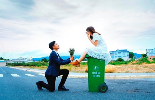 Hơn nữa, cả mình và Phước đều có tính cách, quan điểm như nhau. Trước giờ, chúng mình luôn không hài lòng của một số bạn có thái độ coi thường, miệt thị những cô chú lao công dọn vệ sinh rác ngoài đường. Vì vậy, lí do đó càng khiến chúng mình có thêm động lực để thực hiện ý tưởng bộ ảnh hơn”.