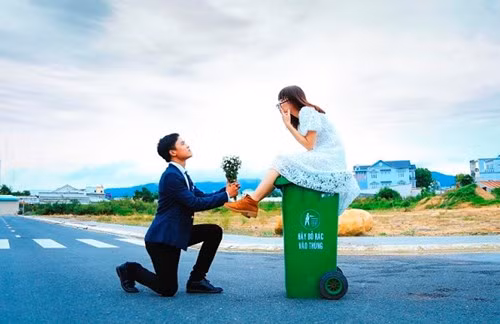 Hơn nữa, cả mình và Phước đều có tính cách, quan điểm như nhau. Trước giờ, chúng mình luôn không hài lòng của một số bạn có thái độ coi thường, miệt thị những cô chú lao công dọn vệ sinh rác ngoài đường. Vì vậy, lí do đó càng khiến chúng mình có thêm động lực để thực hiện ý tưởng bộ ảnh hơn”.