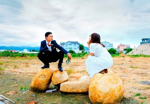 “Hãy bảo vệ môi trường, hãy bỏ rác vào thùng” là thông điệp mà cặp đôi muốn gửi tới cộng đồng thông qua bộ ảnh này.