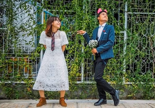 Hữu Phước và Xuân Hòa là bạn học từ nhỏ, lớn lên rồi yêu nhau. Đến nay, tình yêu của cặp đôi “đơm hoa” vừa tròn 10 năm.