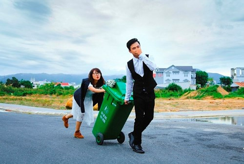 Thay vì chụp ảnh cưới lộng lẫy hay sang trọng, cặp đôi 9X đã táo bạo ghi cột mốc cho cuộc tình mình bằng bộ ảnh cưới bên thùng rác hết sức lạ lẫm và độc đáo.