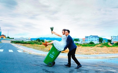 Thay vì sự dị nghị, ngại ngùng với ý tưởng của mình thì cặp đôi lại tỏ ra thích thú và đầy tự tin. Hoàng Phước bày tỏ: “Chúng mình thích ý tưởng này. Đó cũng như thể hiện quan điểm, phương châm sống của cả hai rằng: “Sống hết mình, sống bất chấp nhưng tuyệt đối không bất cần”.