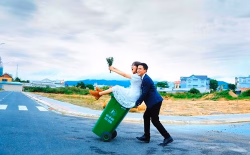 Thay vì sự dị nghị, ngại ngùng với ý tưởng của mình thì cặp đôi lại tỏ ra thích thú và đầy tự tin. Hoàng Phước bày tỏ: “Chúng mình thích ý tưởng này. Đó cũng như thể hiện quan điểm, phương châm sống của cả hai rằng: “Sống hết mình, sống bất chấp nhưng tuyệt đối không bất cần”.