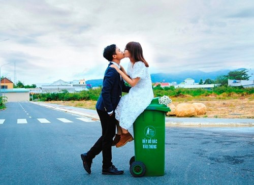 Nhiều bạn bè khen bộ ảnh của chúng mình dễ thương, lạ. Bên cạnh đó cũng có bạn trêu đùa: “Tụi mày thật kinh khủng. Cái thùng để rác mà cũng nghĩ ra được và dám chụp như thế”. Tuy nhiên, với chúng mình: “Đời chỉ có 1 lần, và mình cũng chỉ đã yêu có 1 lần thì sao lại không dám. Không có gì là không thể được”.
