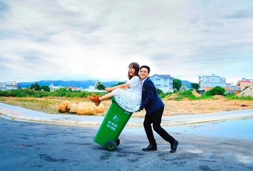 Chia sẻ về ý tưởng bộ ảnh này, bạn gái Xuân Hòa cho biết: “Cả mình và Phước luôn muốn thực hiện một cái gì thật mới và lạ, điều mà các cặp đôi chưa làm và chưa nghĩ tới. Chính vì vậy, khi mình đề xuất ý tưởng chụp ảnh cưới bên thùng rác thì Phước không một chút ái ngại mà đã đồng ý ngay. Chúng mình đến với nhau không cần những điều xa hoa, cầu kì. Vì vậy, dù có là ở nơi đâu, dù xấu với mọi người thì hai đứa cũng sẽ luôn vui vẻ, hạnh phúc bên nhau.