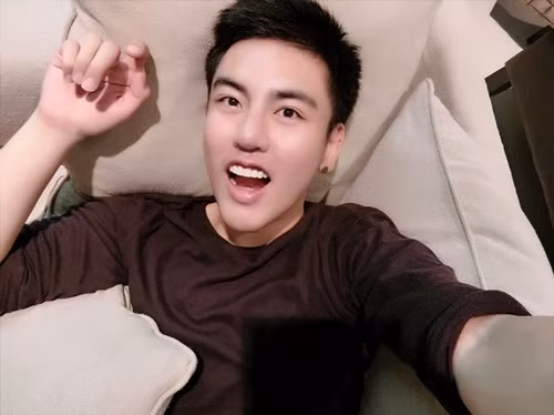 Ngoài việc kiên trì tập luyện, Phoblux còn kết hợp chế độ ăn uống khoa học, có lợi cho sức khỏe. Sau một năm, anh cũng hoàn thành hành trình giảm cân khổ cực, chính thức từ chàng béo "vạn người chê" thành soái ca "vạn người mê".