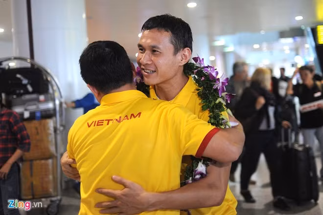 Đội trưởng Nguyễn Bảo Quân dẫn đầu nhóm cầu thủ bước ra từ sảnh đến A2 nhà ga quốc tế Nội Bài. Tất cả tuyển thủ futsal đều được tặng hoa chúc mừng.