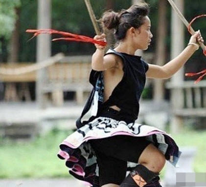 Trang phục mát mẻ ngày hè của thiếu nữ trong bộ tộc.