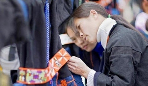 Ngày lạnh có áo khoác bên ngoài kín đáo hơn để chống chọi với thời tiết vùng cao khắc nghiệt. Tộc người này thờ phụng nữ giới. Trong quan niệm của họ, bầu ngực cho con bú là biểu tượng của thế hệ tương lai. Đó là lý do họ không hề xấu hổ khi để lộ vòng 1 như vậy.