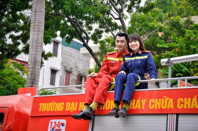 Nguyễn Thị Huyền (20 tuổi), có tài múa và đam mê hát quan họ. Nữ sinh và Nguyễn Xuân Phương (26 tuổi) e ngại khi tạo dáng trước ống kính.